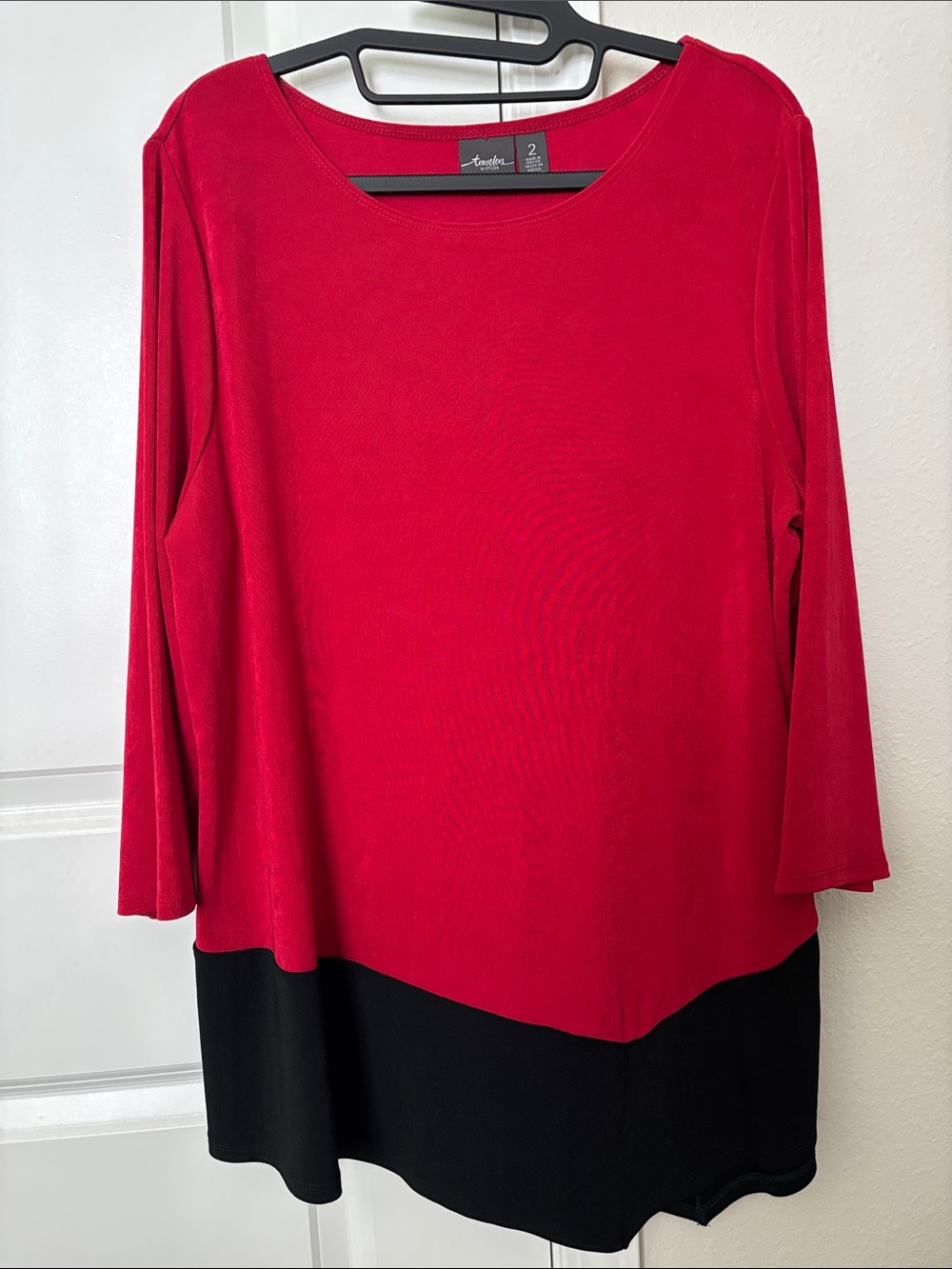 Travelers by Chico’s Two-Tone Red and Black Long Sleeve Tunic Asymmetrical sz 2
